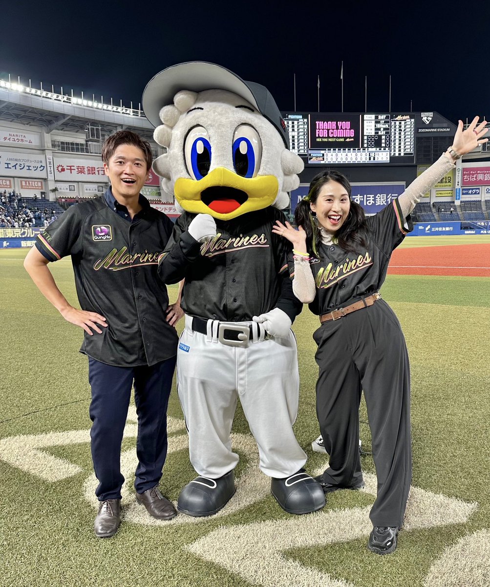 AzamiTatsuya's tweet photo. BSWリポーターの宇田恵菜さん
マーくんと🤝

このユニはまだ借り物で、
誰のユニを買おうか悩み中です🤔

#chibalotte #BSW https://t.co/zscWW2RoiF