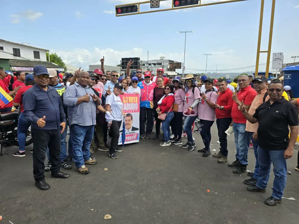 SSC_BOLIVAR's tweet photo. Más de 900 funcionarios de Seguridad Ciudadana, CICPC y Policía Nacional Bolivariana, gritaron presente en el Gran Cierre de Campaña de nuestro candidato revolucionario @NicolasMaduro quien junto al gobernador @amarcanopsuv y un río humano desbordaron #DallaCosta #SanFelix https://t.co/kskieraWYu
