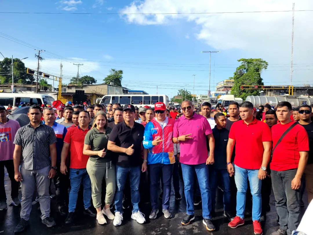 SSC_BOLIVAR's tweet photo. Más de 900 funcionarios de Seguridad Ciudadana, CICPC y Policía Nacional Bolivariana, gritaron presente en el Gran Cierre de Campaña de nuestro candidato revolucionario @NicolasMaduro quien junto al gobernador @amarcanopsuv y un río humano desbordaron #DallaCosta #SanFelix https://t.co/kskieraWYu