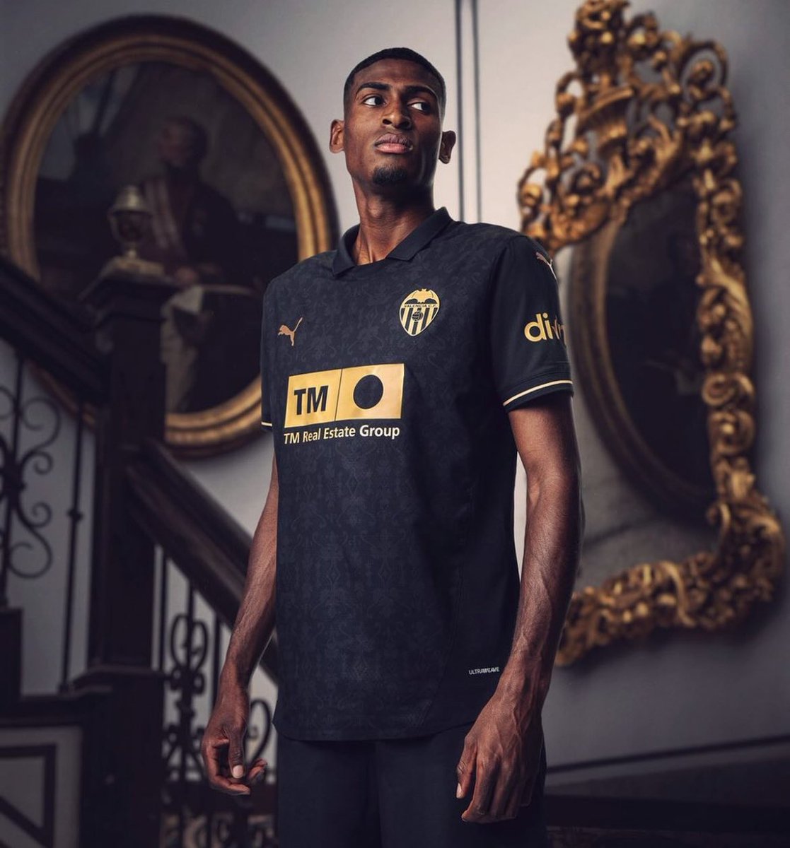 kluivertso's tweet photo. Vaya bomba de camiseta, id diciéndome páginas buenas bonitas y baratas que paso de darle 95€ a Meriton, se pasan ya de frenada con los precios https://t.co/vGHqvKNVGX
