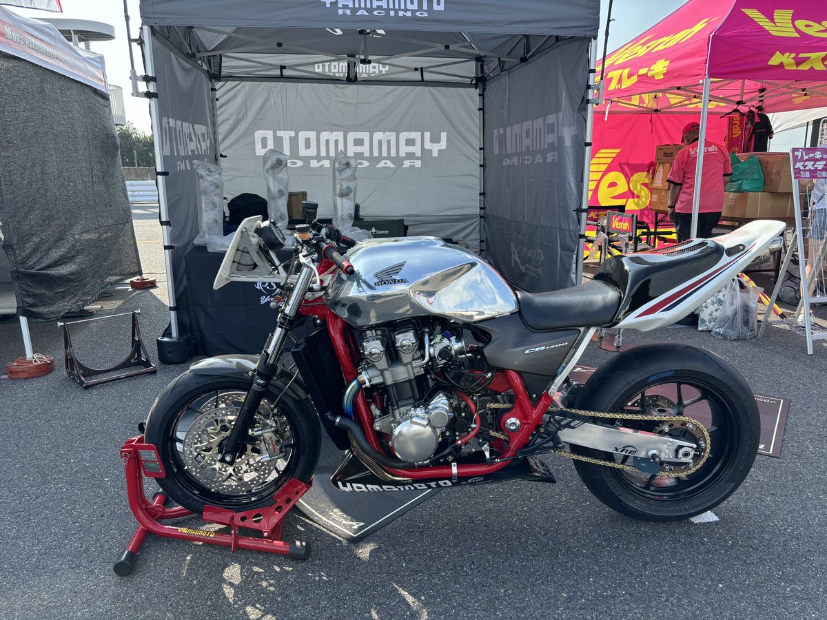 kazu55z's tweet photo. ただものでは無いカスタム仕様
#yamamotoracing
#鈴鹿8耐
#8FES https://t.co/UQQnN2BghE