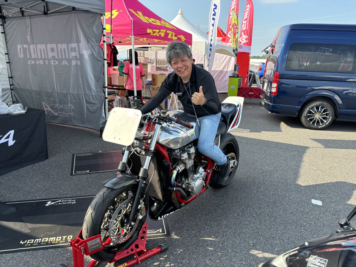 kazu55z's tweet photo. ただものでは無いカスタム仕様
#yamamotoracing
#鈴鹿8耐
#8FES https://t.co/UQQnN2BghE