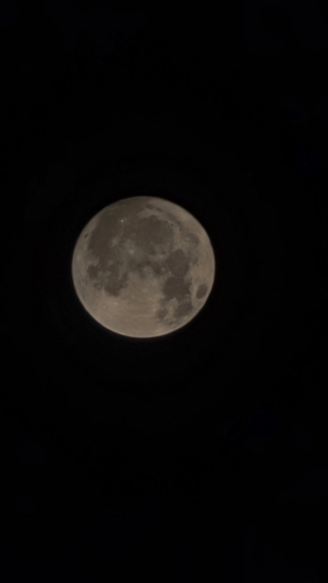 النور الوحيد إلي مهما زاد سطوعه مستحيل أن يكون مزعجاً للعين أنما يكون ساحر أكثر هو نور القمر. 💫