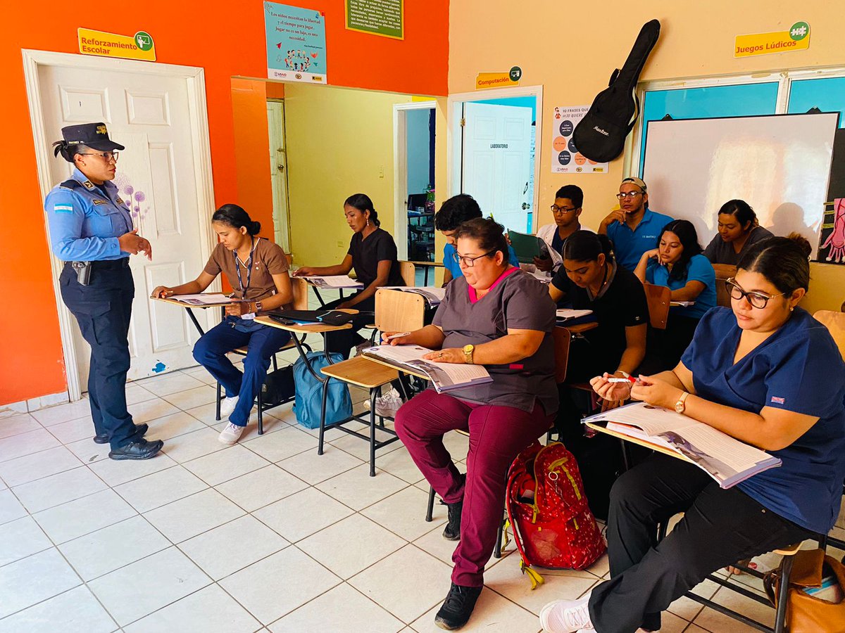 GreatH3421's tweet photo. 🤗🩵 Instructores #GREAT de la @UDEP-1 Atlántida impartieron una inspiradora Capacitación sobre Acoso el Escolar, a 20 dedicados estudiantes de enfermería en las instalaciones del Centro de Alcance Juvenil, ubicado en la colonia La Suyapa, en la ciudad de La Ceiba.🌟🎈 https://t.co/Qmv7hIBeUz
