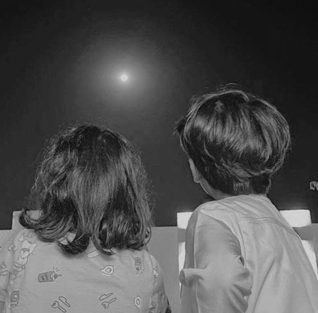 #قمر_الليله

فلا ليلُ.. يحلو إلا بقمرهِ
 ولا قمرًا يضوي دونَ.. ليلهِ 

..✨🤍