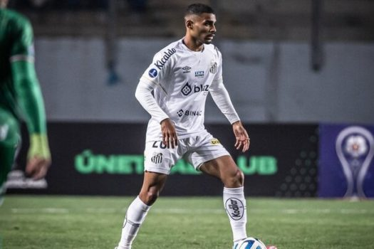 venecasagrande's tweet photo. O Tigres aumentou a oferta por Joaquim e está perto de comprar o zagueiro junto ao Santos. A nova proposta é:

Perdão da dívida em relação a Soteldo (3 milhões de dólares) + 5 milhões de dólares pagos até 2026: 2m à vista + 2m em 2025 + 1m em 2026. Ou seja, uma operação de 8 milhões de dólares, cerca de 43 milhões de reais.

O contrato do Joaquim com o time mexicano será de quatro anos.

Foto: Raul Baretta/Santos
