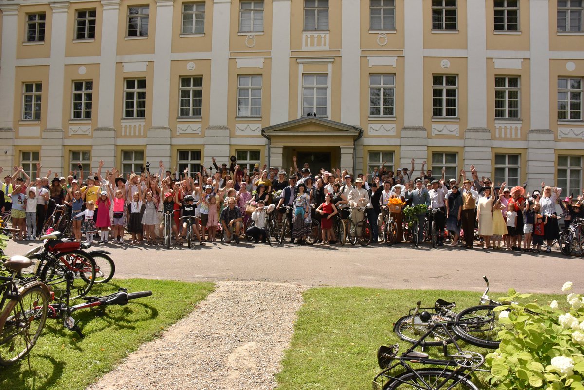 silkalna's tweet photo. Time to recharge. My summer ritual - the @erenpreiss vintage bike ride in 🇱🇻 #Mazsalaca.  Good exercise (single gear on hills!), community spirit and respect for heritage. Hope to find similar event in 🇱🇹. 📷: P. Alunans https://t.co/oWBIcrHj0p
