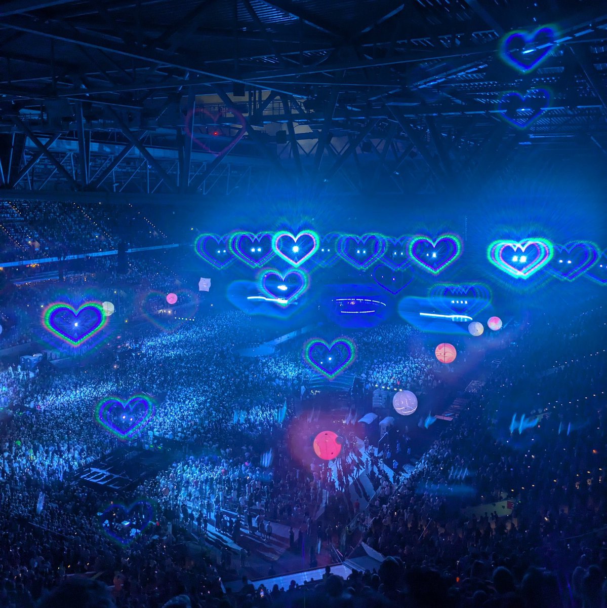 VivaColdplay's tweet photo. A magia de um show do Coldplay visto da pista e da arquibancada! #Moongoggles
#ColdplayDüsseldorf 💖
📸 @clairounetteA / @whathobertie https://t.co/9U1I4c5tfd