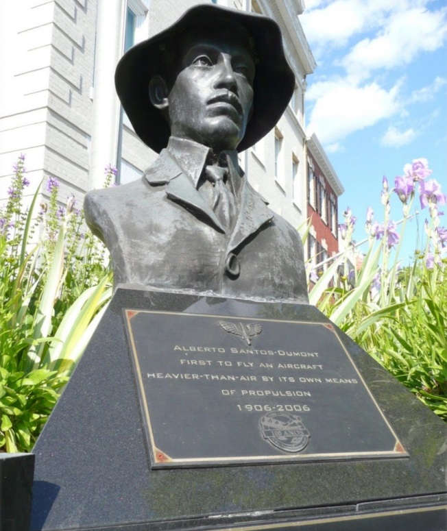 historia_pensar's tweet photo. Em Washington, nos Estados Unidos, há um busto de bronze de Santos Dumont localizado próximo à Embaixada do Brasil. Na placa do monumento, lê-se: "Alberto Santos Dumont: primeiro a voar com uma aeronave autopropulsada mais pesada do que o ar".
🧶+👇 https://t.co/ZHeb02A11l