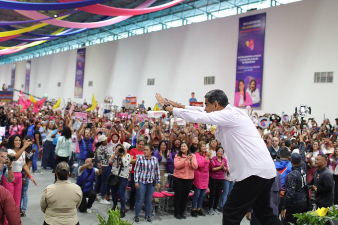 En el Centro de Convenciones Simón Bolívar de La Carlota, tuvimos un emotivo encuentro con el Pdte. <a href="/NicolasMaduro/">Nicolás Maduro</a> en el que presentamos un balance de la <a href="/mvenezuelamujer/">Gran Misión Venezuela Mujer</a> .

📌 6.591.774 atendidas.

📌 6.135.715 inscritas en Patria.

📌 285 mil créditos.

#VenezuelaPintaBonito