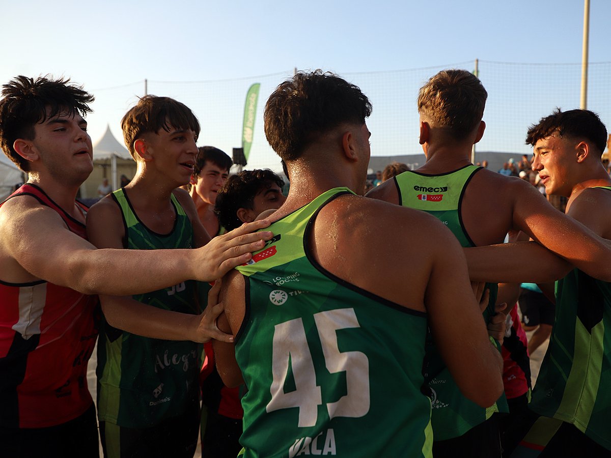 📸 ¡Tenemos las 𝒎𝒆𝒋𝒐𝒓𝒆𝒔 𝒊𝒎𝒂́𝒈𝒆𝒏𝒆𝒔 de la final Cadete Masculina del #Arena1000 de Torrox, en la que <a href="/balonmanosanse/">Balonmano Sanse</a> se impuso a <a href="/bmciudaddealgec/">BM Ciudad de Algeciras</a>!

🤩 ¡Vamos con ellas!

©️ <a href="/RFEBalonmano/">RFEBalonmano</a> | Joaquín Corrales

#BalonmanoPlaya #SheLovesHandball #BeachHandball