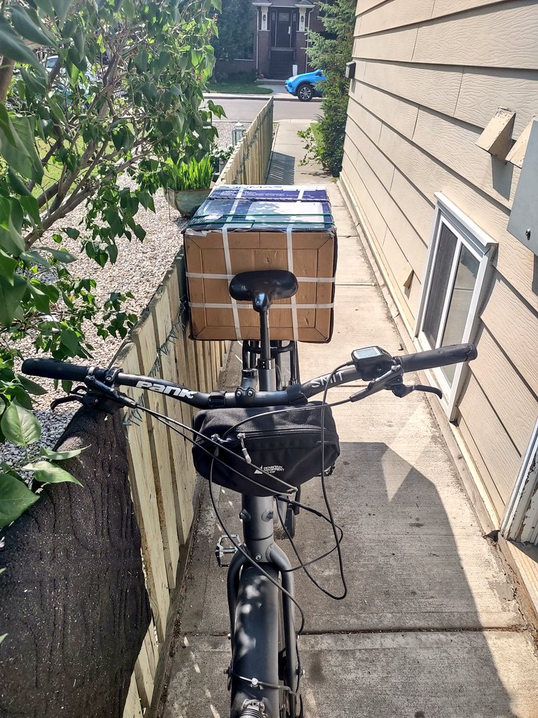 yycbikeguy's tweet photo. Biked to the store, bought an air conditioner!! #carryshitolympics #boostie #haulin #im #cool https://t.co/QJEiHixqvZ