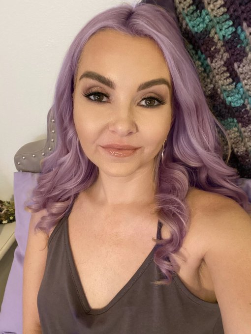 2 pic. I’ll be on my spicy site for the rest of the evening? me and my luxurious blonde hair??‍♀️? https://t