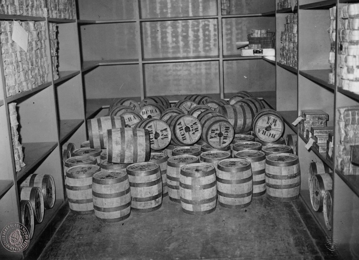 PregoneroL's tweet photo. 🪙Lingotes y monedas de oro en barriles del Banco Central, 1946.

Perón asume con reservas de oro record de US$ 42.000 millones (a valor actual) acumuladas durante la WWII.  Se fue con una bóveda vacia luego de dilapidarla en estatizaciones, empleo público y demagogia.  De paso también destruyó la estabilidad de una moneda sana durante 6 décadas, fue el padre de la inflación crónica.