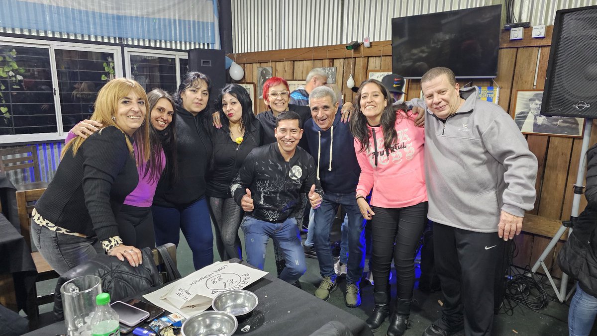 Romianirami's tweet photo. #sabadoentn @todonoticias feliz día a esta hermosa banda!!! Gracias por la amistad!! Por más juntadas!!  Hoy se festeja!! https://t.co/zTEMhnr3Tz