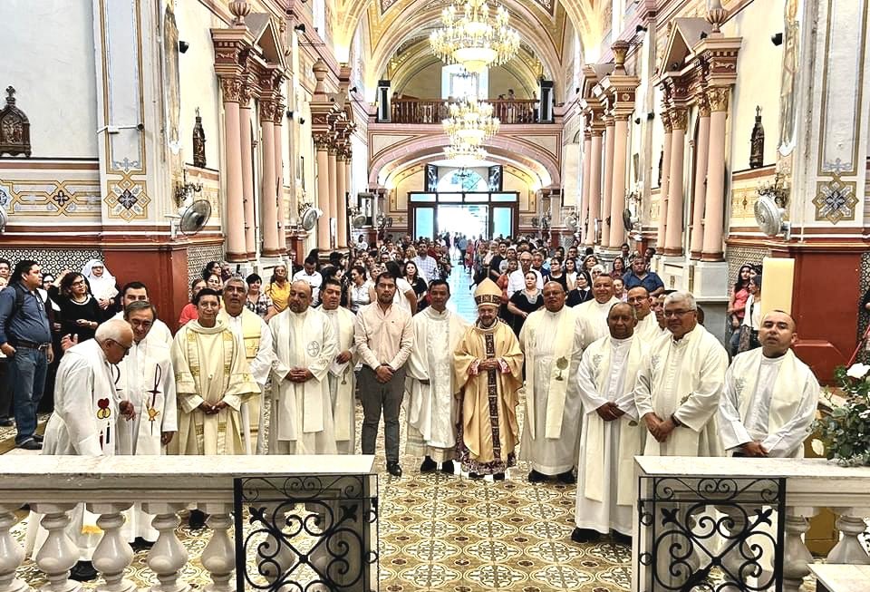 MonsLira's tweet image. Hoy, en la parroquia Sta. Catarina #RíoVerde, celebramos el XXV Aniversario sacerdotal del P. Enrique. Damos gracias a Dios y le pedimos que siga enviando trabajadores a sus campos