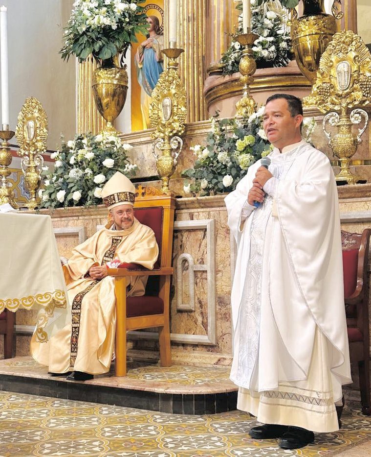 MonsLira's tweet image. Hoy, en la parroquia Sta. Catarina #RíoVerde, celebramos el XXV Aniversario sacerdotal del P. Enrique. Damos gracias a Dios y le pedimos que siga enviando trabajadores a sus campos