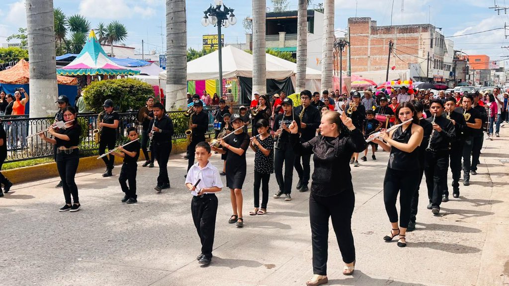 MonsLira's tweet image. Hoy, en la parroquia Sta. Catarina #RíoVerde, celebramos el XXV Aniversario sacerdotal del P. Enrique. Damos gracias a Dios y le pedimos que siga enviando trabajadores a sus campos