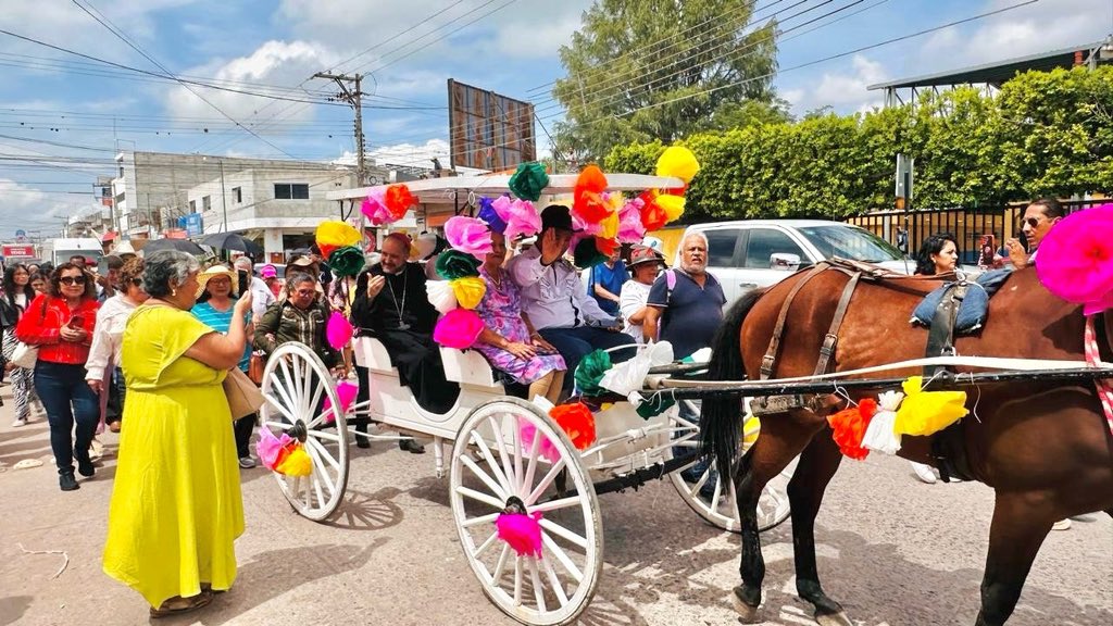 MonsLira's tweet image. Hoy, en la parroquia Sta. Catarina #RíoVerde, celebramos el XXV Aniversario sacerdotal del P. Enrique. Damos gracias a Dios y le pedimos que siga enviando trabajadores a sus campos