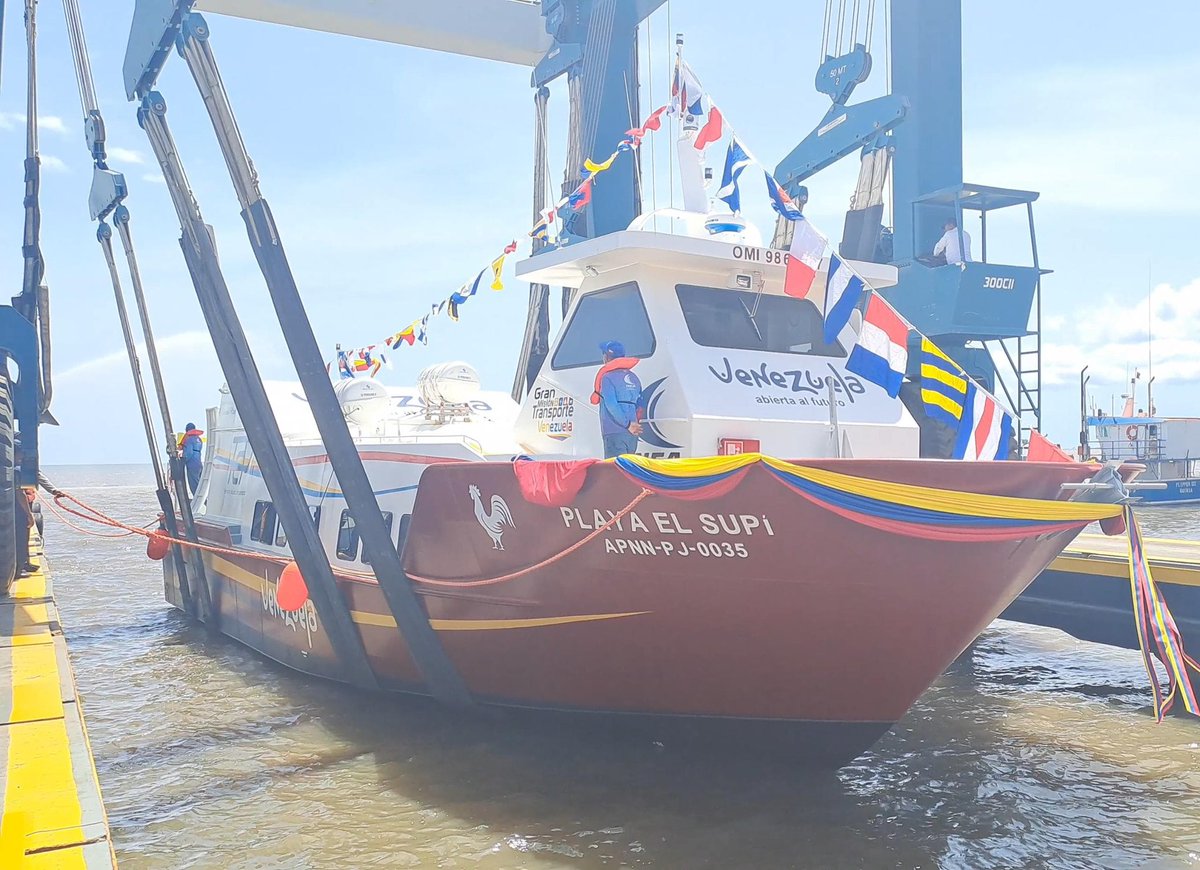 Desde la Zodimainor 74, acompañamos el acto de botadura al mar del buque TAP "Playa El Supí", que garantizará el traslado marítimo de las poblaciones de Cumaná y Araya, edo. Sucre. 

#IntegrarEsVencer