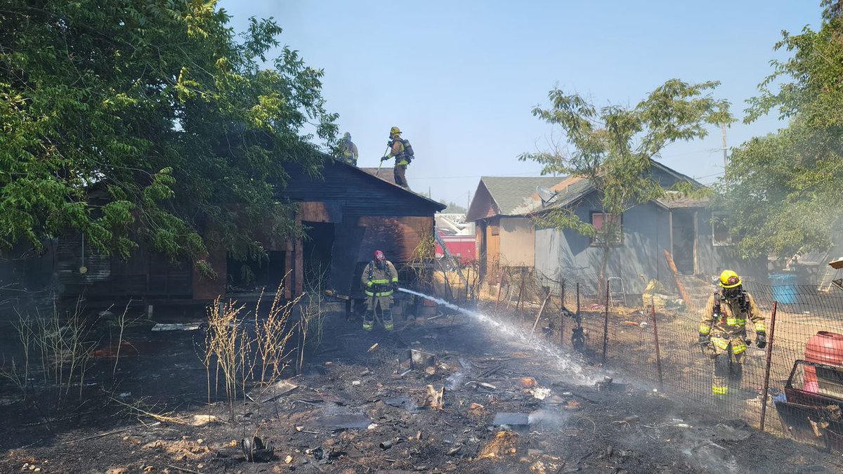 KRCR7's tweet photo. #breakingnews #dfire: Cal Fire says crews have knocked down a fire impacting multiple structures near Roseben Avenue in South Oroville.
Details >> https://t.co/luc6LG0P77
(Photos courtesy @CALFIRE_ButteCo) https://t.co/dQEfsGrr2w