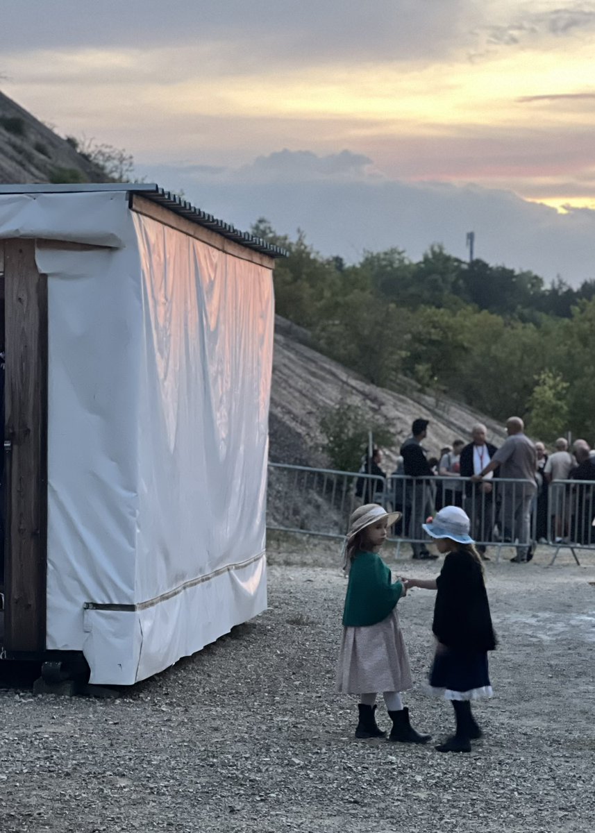 RLaganier's tweet photo. Bravo aux bénévoles de Connaissance de Meuse pour le spectacle « Des flammes à la lumière », le plus grand spectacle d’Europe sur la guerre 1914-1918. Un engagement citoyen au service de la mémoire et de la transmission. #Nejamaisoublier @Arr_Verdun https://t.co/lRGt1QmGeW