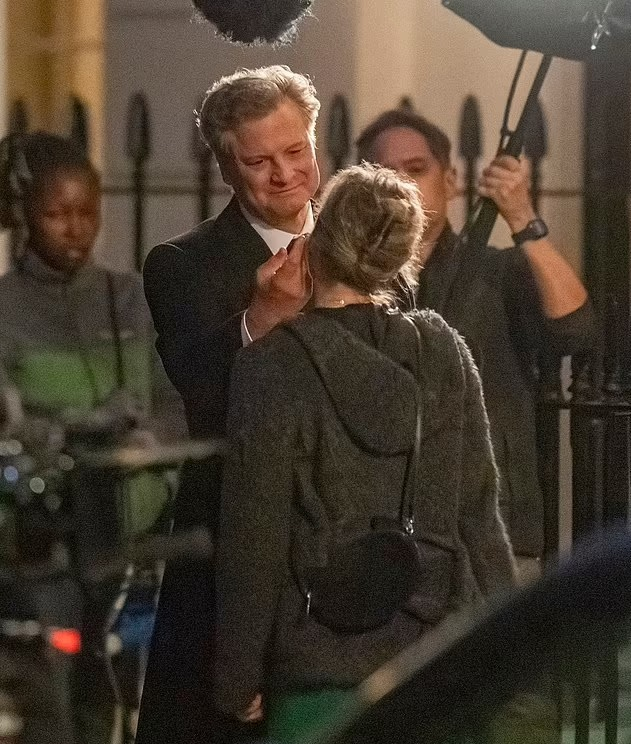 Jane160112's tweet photo. Bridget Jones fans can rejoice because fan favorite Mark Darcy will be appearing in the new edition, what wonderful news!! Well, I still don't know if this image will just be a memory and I'm going to cry a lot, but it's good to see #ColinFirth   https://t.co/y2G37Z2r69 https://t.co/qoIsgDt967