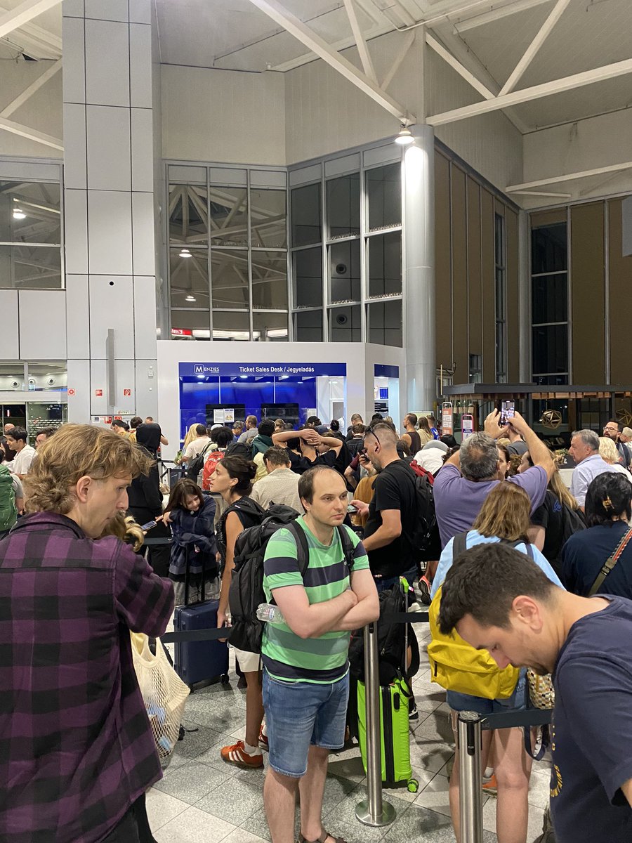 A 2 hour delay and 3 hours of waiting on the plane, and then saying you cancelled the flight and then putting so many people in such a queue, is really disgraceful.

<a href="/wizzair/">Wizz Air</a>