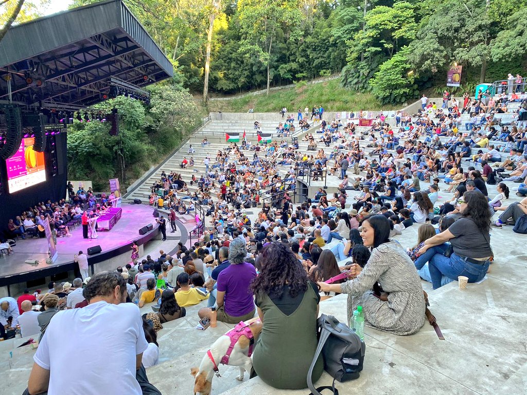 UPantioquia's tweet photo. Clausura del #34FIPMed en el marco del día de independencia señala la ruta de la transformación cultural de un país que aún transita hacia la emancipación
⭐⭐⭐⭐⭐⭐⭐⭐⭐
@poesiamedellin
@AidaAvellaE @BecerraGabo @UP_Colombia @JahelUp
@AlejoToroAnt @SusanaBoreal
@PactoCol https://t.co/A1XTS1h8zd