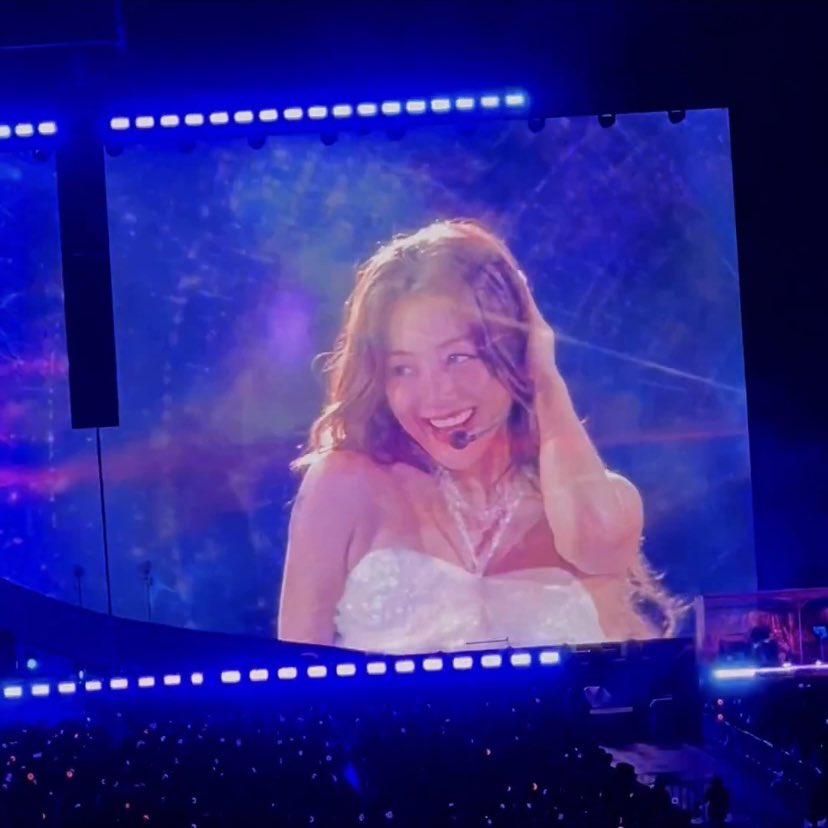 jihyosource's tweet photo. GOD IS A WOMAN https://t.co/mRZ5JH13xW