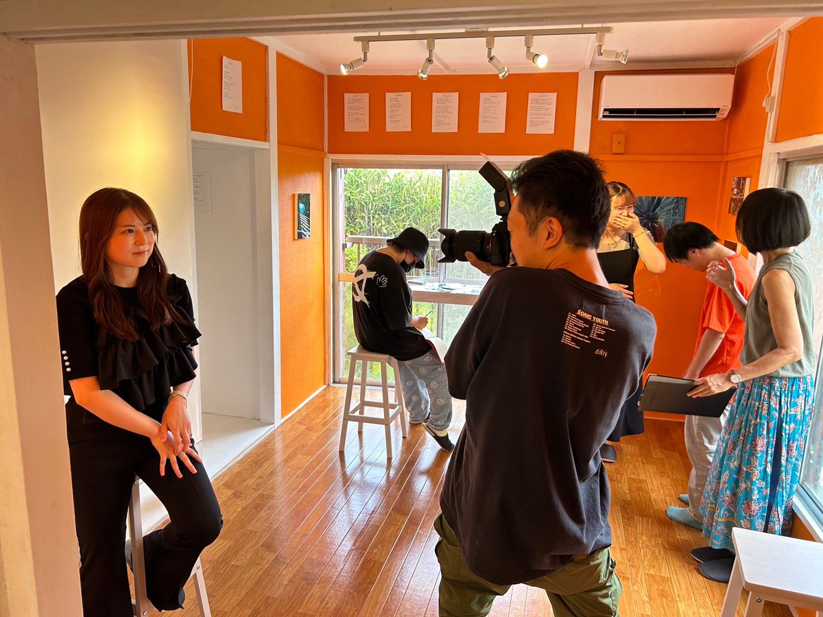 gallery_orange8's tweet photo. 梅澤侑利×濱本一樹、写真と詩とのコラボ展示「夢を見た」。絶賛開催中！　初日は多くのお客様がご来場下さいました。7/21、27、28、11:00〜17:00。入場料500円（ポストカード付）。梅澤さんによるポートレート撮影サービスも。ぜひご来場ください！ #梅澤侑利 #写真展 #詩 #ギャラリーオレンジ八幡山 https://t.co/40XFwAjtda