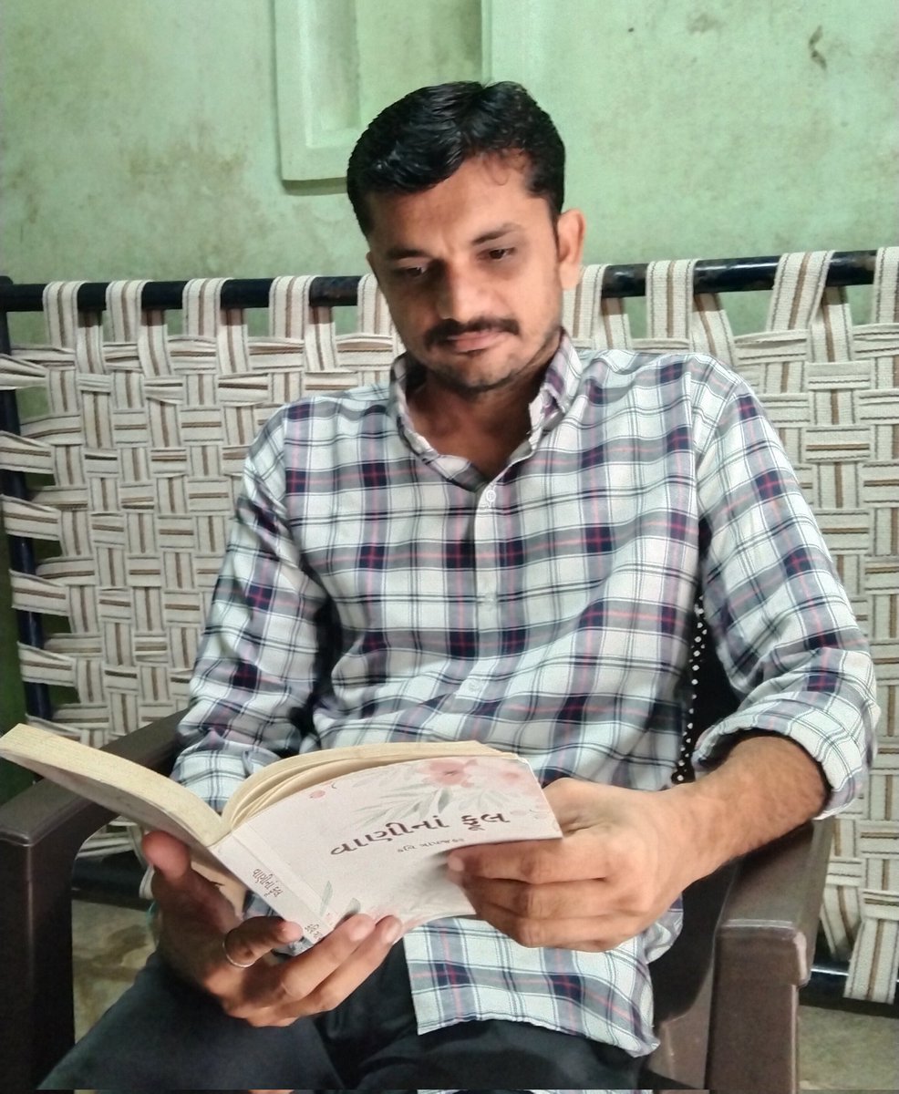 hardev_vala's tweet photo. ઝાકળ કેરા જળ થકી તનડા ટાઢા થાત,
તો વર્ષા કે'રી વાટ વસુધા ન જોત વિઠલા.
-કવિ ત્રાપજકર 📖
(વાણીના ફુલમાંથી)
#kaviTrapajkar #Trapaj #hardevVala https://t.co/hnkRS69vmT