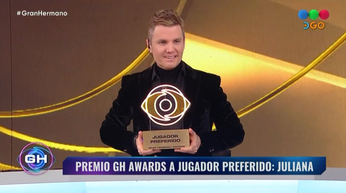 OjitoClips's tweet photo. Furia le dió su premio a Jugador Preferido de Oro a Santiago del Moro:

"Me defendió un montón de veces aca afuera, incluso cuando no debía, no soy su prima"

#GranHermano #GranFuria