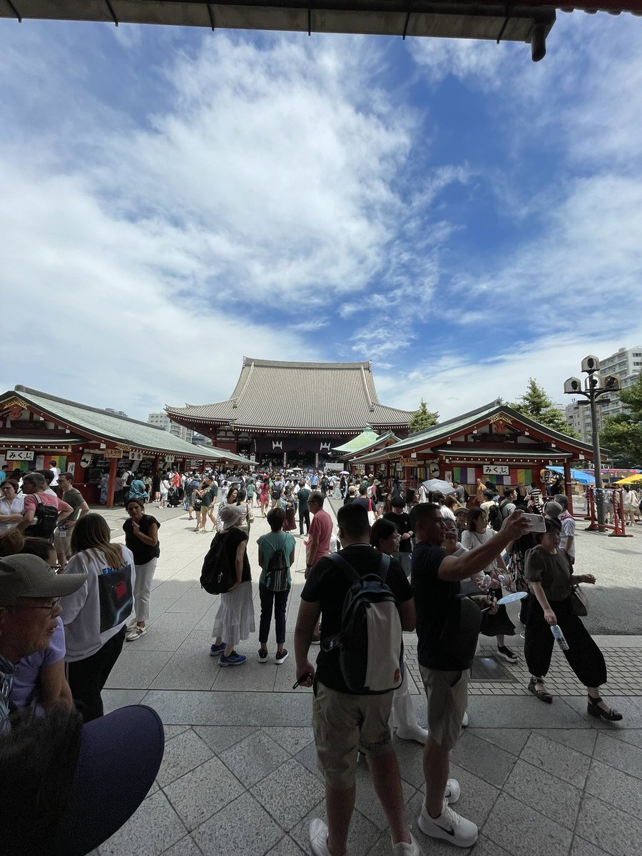 tera1134's tweet photo. ただ今活動中です。
浅草寺は、四万六千日。
ホオヅキを売っています。
去年も参拝しましたが、
外国人観光客の多いこと！
本堂の賽銭箱の前は、
元日の賑わいです。
お隣りの浅草神社は、
参拝まで30分待ち。
遠くから手を合わせて来ました。
#tera1134 https://t.co/tveLSSok1V