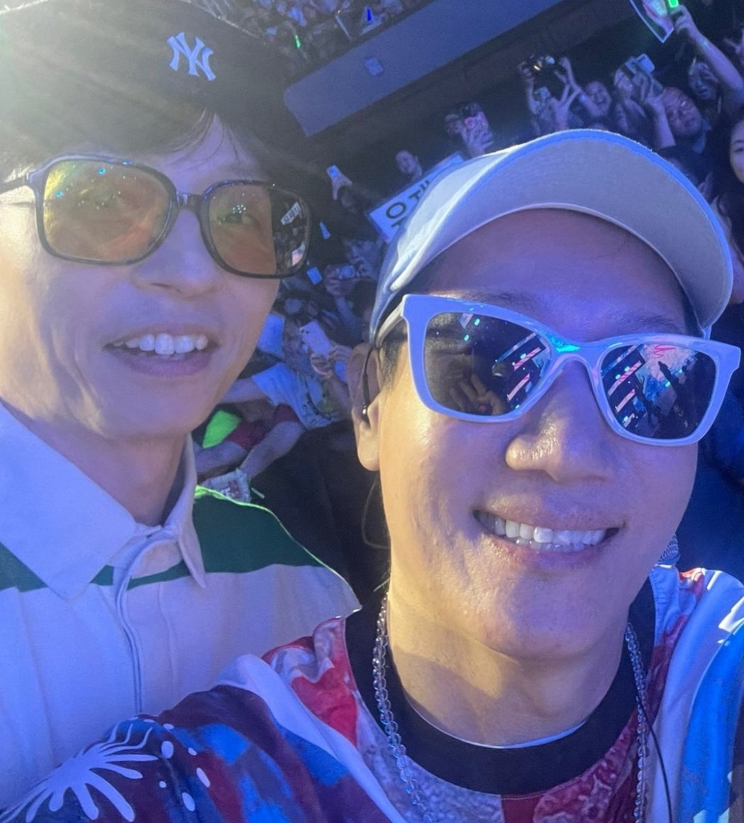 jeeseoksam's tweet photo. blessing everyone's timeline with this yjs x jsj selca from the fanmeet ✨️ my seok bros heart is so full 🥹🫶

#RUN2UinMANILA
#RUNNINGMANinMANILA2024
(ctto) https://t.co/K3kAhQqjes