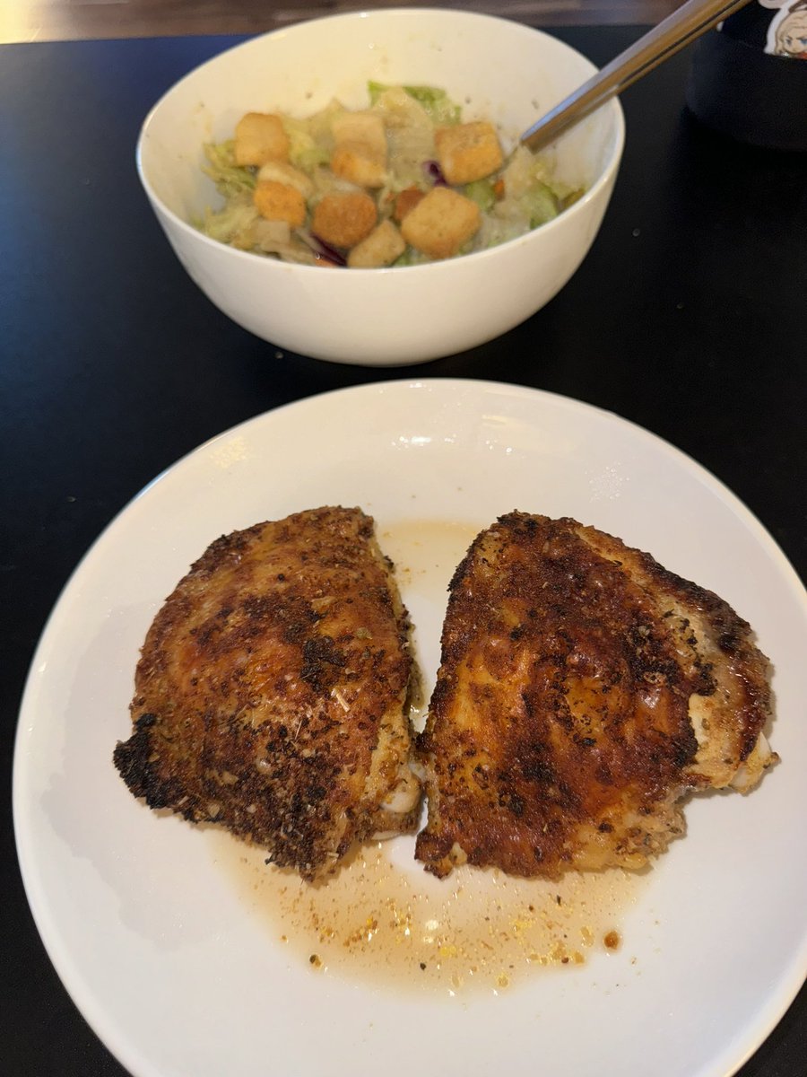 Eric_M888's tweet photo. Crispy air fryer chicken thighs and a salad #sohealthy https://t.co/bupxjmDlRy