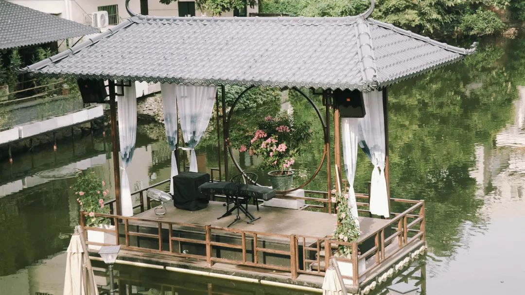 GBA_Foshan's tweet photo. #FoshanSecretKitchen | 高颜值花园里品顺德美食,氛围感爆棚!In #Foshan, there are many hidden gardens with beautiful scenery amidst the bustling city. Here, you can not only admire the charming architecture but also savor delicious #Cantonese cuisine. #Shunde Sashimi and roasted #goose with black truffle, have you ever tried? #Sahimi #food #foodie #city #FlavorofChina #CityChina #CitywalkinChina #China #ChinaTravel #佛山
#中国美食 #comidachina #Foshan @amazingnanning @ThisisShanxi @TripInChina