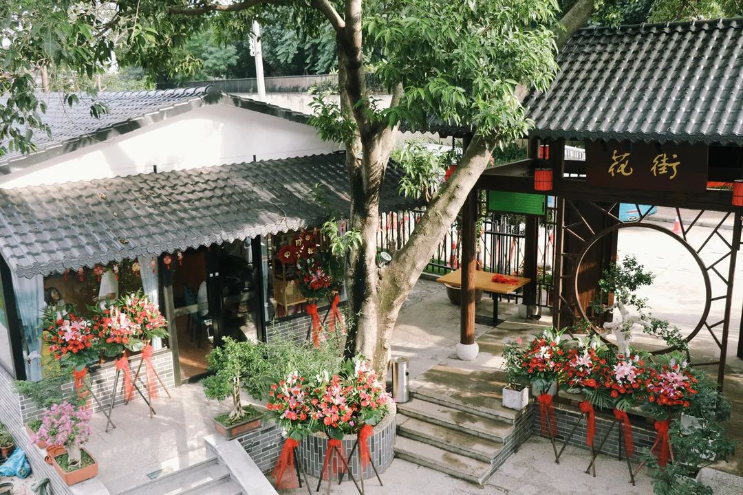 GBA_Foshan's tweet photo. #FoshanSecretKitchen | 高颜值花园里品顺德美食,氛围感爆棚!In #Foshan, there are many hidden gardens with beautiful scenery amidst the bustling city. Here, you can not only admire the charming architecture but also savor delicious #Cantonese cuisine. #Shunde Sashimi and roasted #goose with black truffle, have you ever tried? #Sahimi #food #foodie #city #FlavorofChina #CityChina #CitywalkinChina #China #ChinaTravel #佛山
#中国美食 #comidachina #Foshan @amazingnanning @ThisisShanxi @TripInChina
