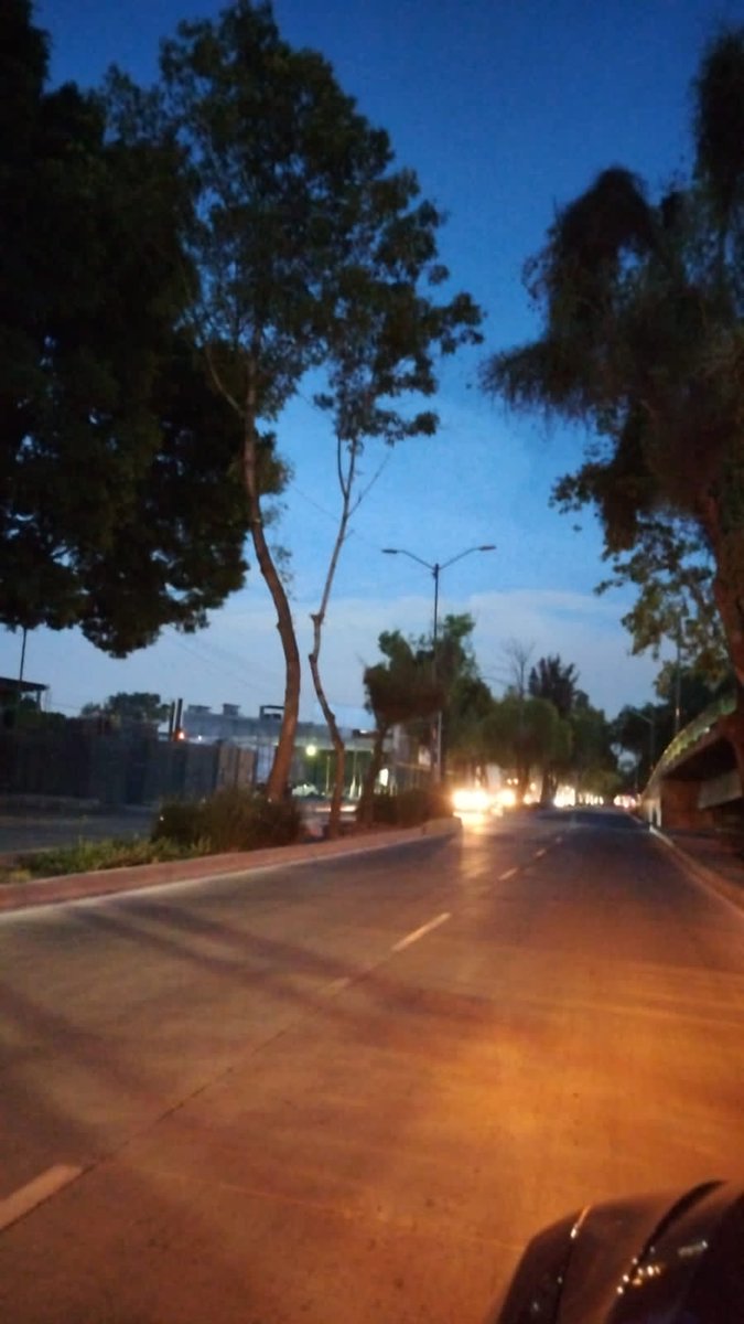 javdown83's tweet photo. @SOBSECDMX @OVIALCDMX @SSC_CDMX @UCS_GCDMX SOLICITAMOS APOYO PARA REPARACIÓN DE FILA DE  LUMINARIAS EN AV CEYLAN AFUERA DEL 715 LAS SALINAS AZCAPOTZALCO YA QUÉ NO SIRVEN Y POR LAS NOCHES NO HAY VISIBILIDAD EN LA ZONA BAJANDO EL PUENTE DE REFINERÍA EN AV CEYLAN URGE APOYO https://t.co/vfQx1ezS3b