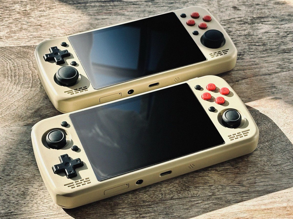 Retro_Gordon's tweet photo. Placed in different positions🕹️ https://t.co/BgADGP7dXG