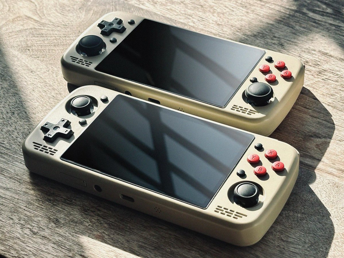 Retro_Gordon's tweet photo. Placed in different positions🕹️ https://t.co/BgADGP7dXG
