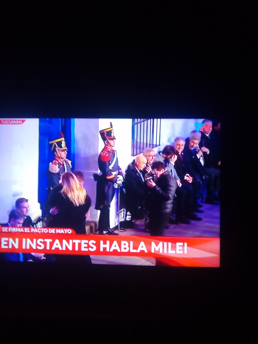 Así , esperan a <a href="/JMilei/">Javier Milei</a> los gobernadores, arrastadisimos. Entre ellxs, varios peronistas que hicieron campaña por <a href="/SergioMassa/">Sergio Massa</a> .