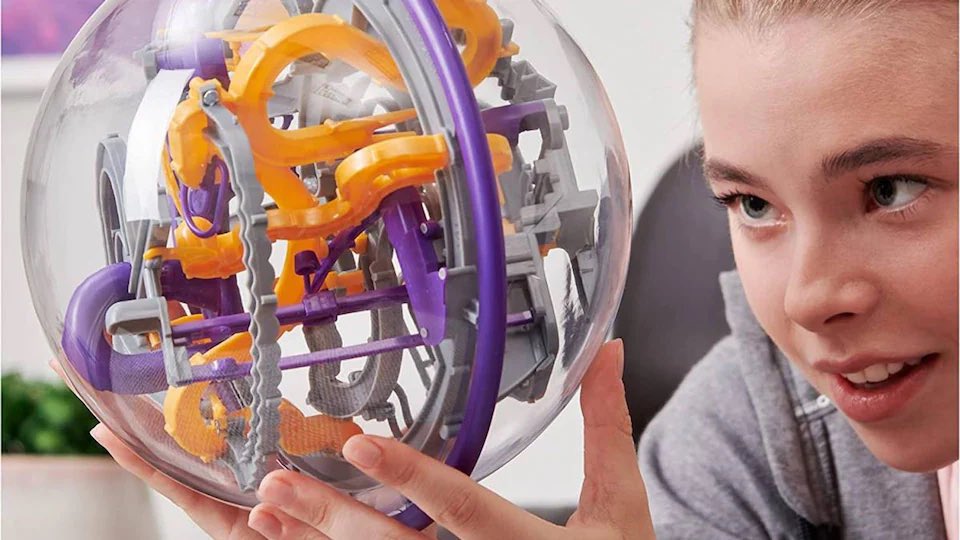 GilbertoBrenis's tweet image. Este juguete, llamado #Perplexus, se ha convertido en toda una sensación. Debes conseguir que una pequeña bola haga el recorrido de la bola en la que se inserta, desde el punto de salida hasta la meta, sin que se caiga ni se salga del camino. Existen varios colores y modelos.