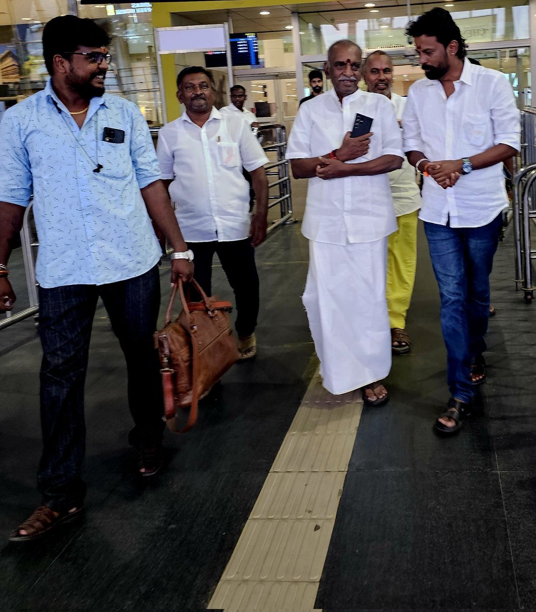 AthmaKarthick's tweet photo. எனது திருமண அழைப்பிதழை முன்னாள் மத்திய அமைச்சர் மரியாதைக்குரிய அன்பு அண்ணன் #பொன்_ராதாகிருஷ்ணன் அவர்களுக்கு வழங்கிய தருணம்..❤️

#ஆத்மா @PonnaarrBJP https://t.co/nkjIxaZJyC