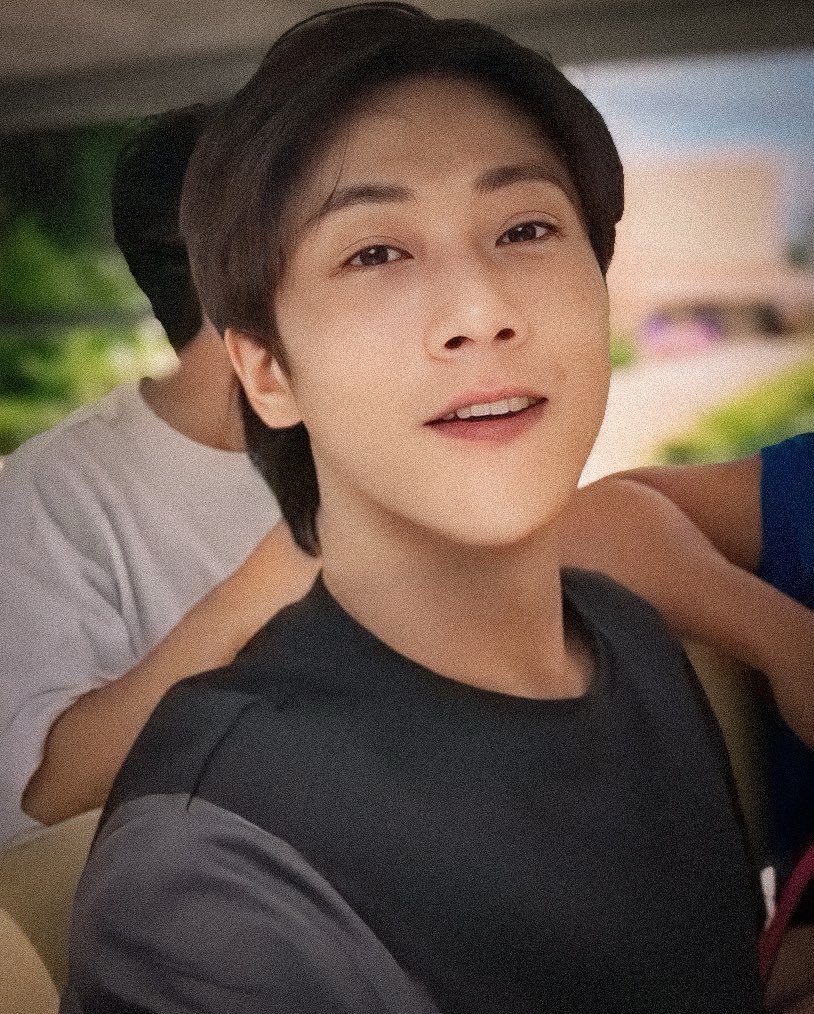 ตอนพี่จ๋าไม่อยู่ไทย อากาศครึ้มมาก บางวันฝนตกลมแรง พอพี่จ๋าแลนดิ้งไทยแลนด์แดดออกเลยจ้า ทุกคนตากผ้าได้ ☀️🌷