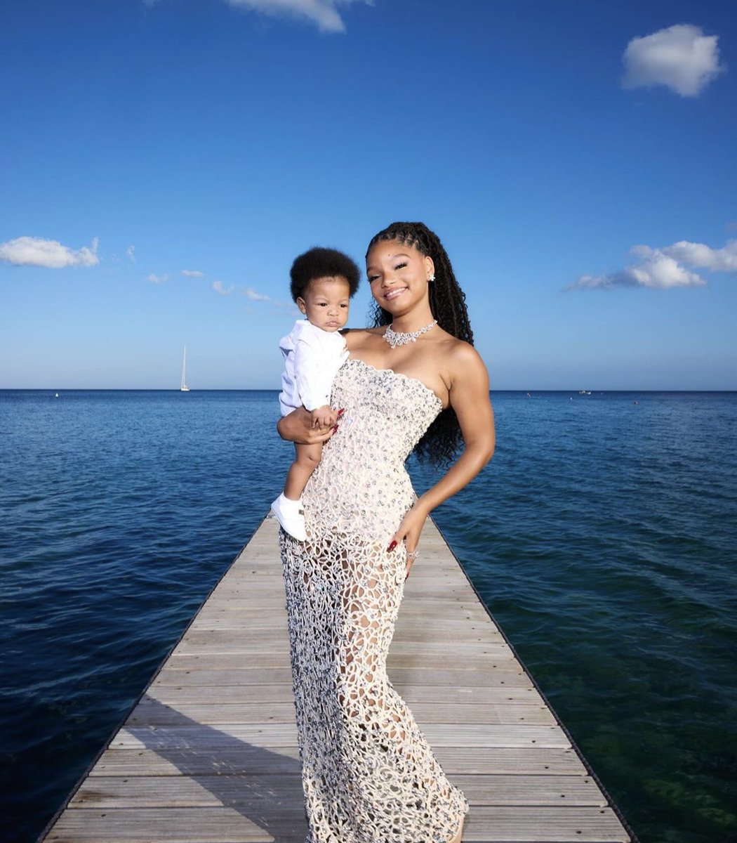 adopepage's tweet photo. Halle Bailey Reveals The First Photo Of Her Child Halo's Face 👼🏽♥️ https://t.co/SlNoTKkusa