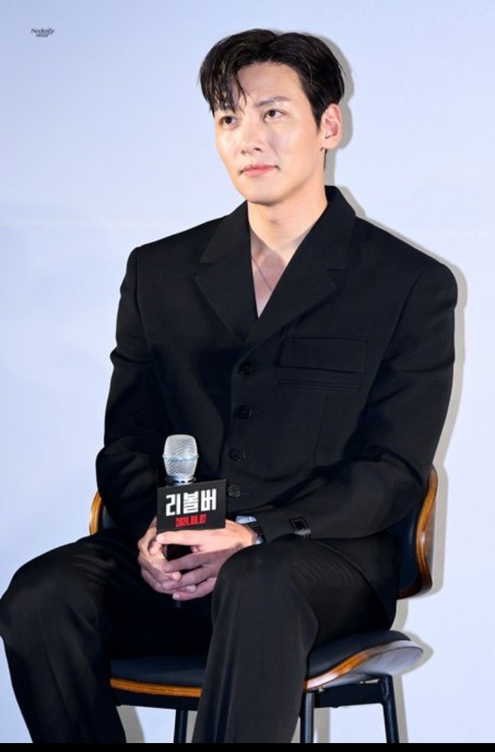 jcw_hyung's tweet photo. Best look of JI CHANG WOOK in press conference https://t.co/o3NwldZSEa