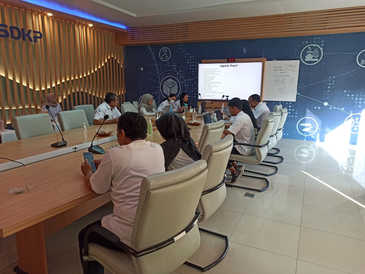 BPISDKP's tweet photo. Jembrana(9/7) Rapat Pelaksanaan dan Pengelolaan Anggaran bulan Juli 2024. Semangat !
#25TahunKKP #SailBeyondwithBlueEconomy
#2024KKPBeyond #SaktiWahyuTrenggono #PusdatinKKP #BPISDKP #InFoMarFish #SpatialIsSpecial https://t.co/tHFXq9yz0G