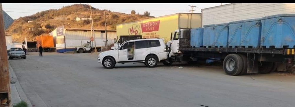 Asesinan a Minerva Pérez Castro, presidenta de <a href="/canainpescamx/">CANAINPESCA</a> en Ensenada, aparentemente a balazos. La víctima quedó con manchas rojizas sobre el asiento de su camioneta. información de
César Córdova/EL VIGÍA
ccordova@elvigia.net