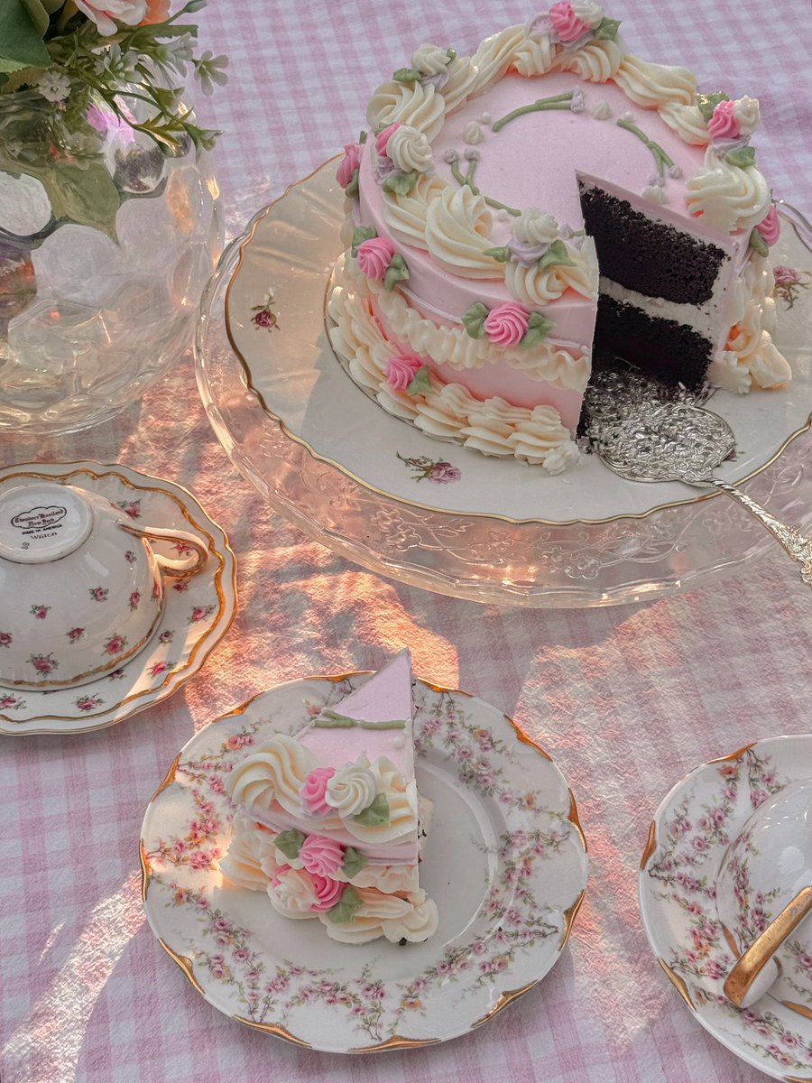 완벽한 아메리칸 케이크를 만들어내다
수분감 있는 묵직한 초코케이크와 인서트 크림은 조금 들어가야하는…